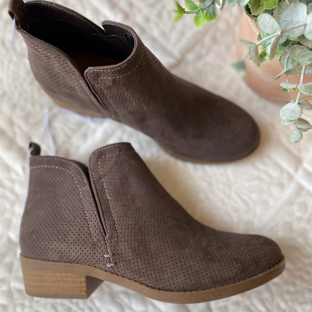 NEW / Universal Thread / Dylan / Laser-Cut Booties - Picture 5 of 9